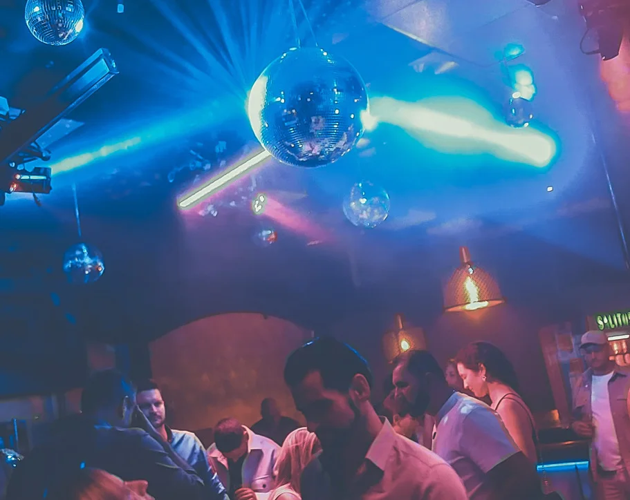 Club Area der ARENA Ihlpohl mit Discokugel und Lichtshow
