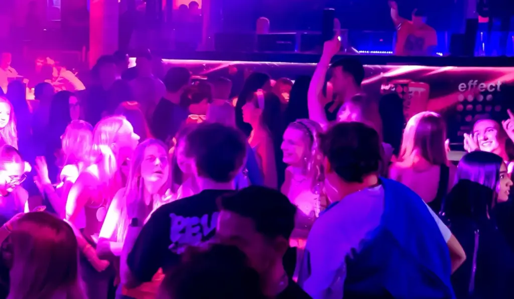 Volle Tanzfläche in der Main Area der ARENA Ihlpohl